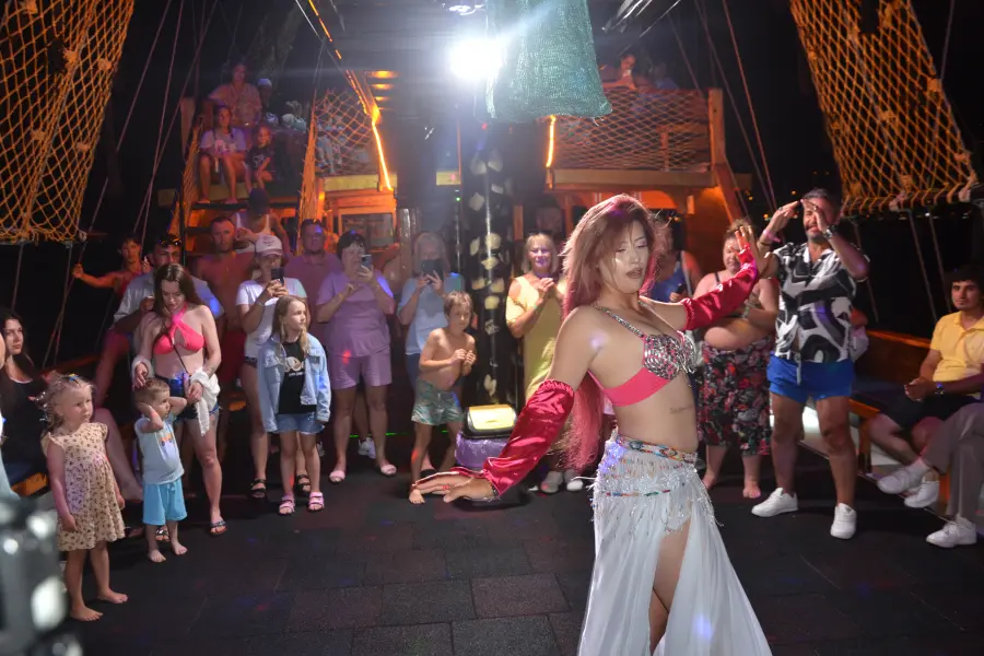 VIP Alanya Akşam Jeep Safari – Yat Turu ve Oryantal Gösteri ile Unutulmaz Bir Gece!